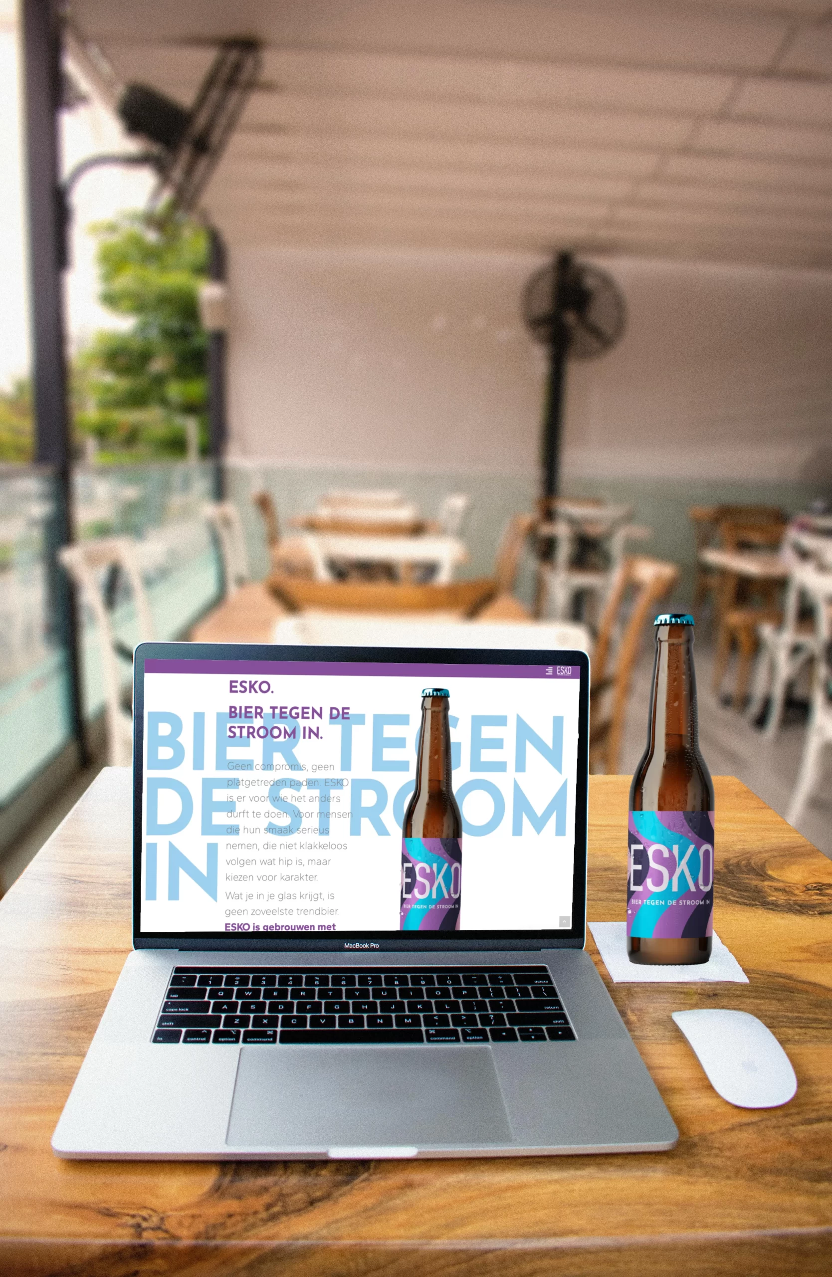 biertegendestroomin_website een laptop op tafel laat de website van esko zien