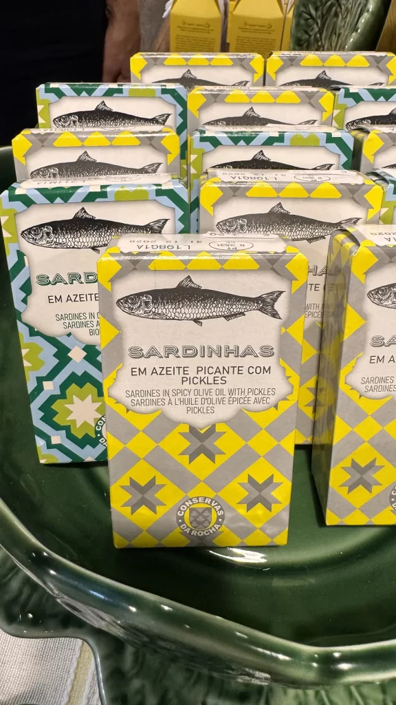 verpakking van sardines-301 Sardineblikjes met contrasterende kleuren, typografie en iconen — packaging inspiratie